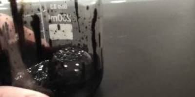 Vad händer om man släpper ned en magnet i ferrofluid?