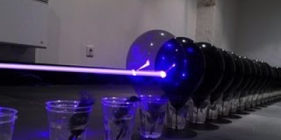 Blå laser vs. 100 ballonger