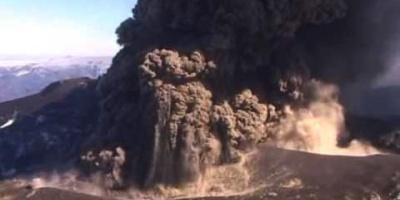 Eyjafjallajökull-vulkanen kastar stenar omkring sig