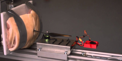 Vad händer när en drönarpropeller möter ett stycke kött?