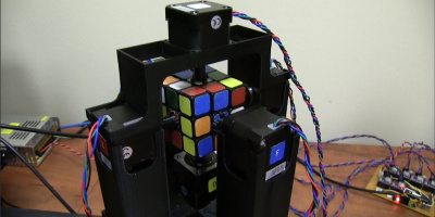 Se roboten lösa Rubiks kub på mindre än en sekund
