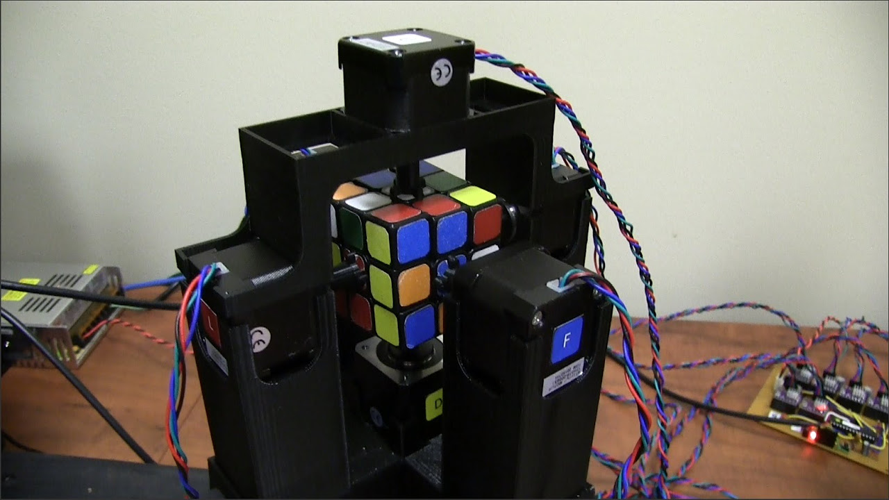 Se roboten lösa Rubiks kub på mindre än en sekund