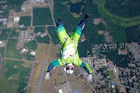 Hur överlever man ett fall från 7620m utan fallskärm?