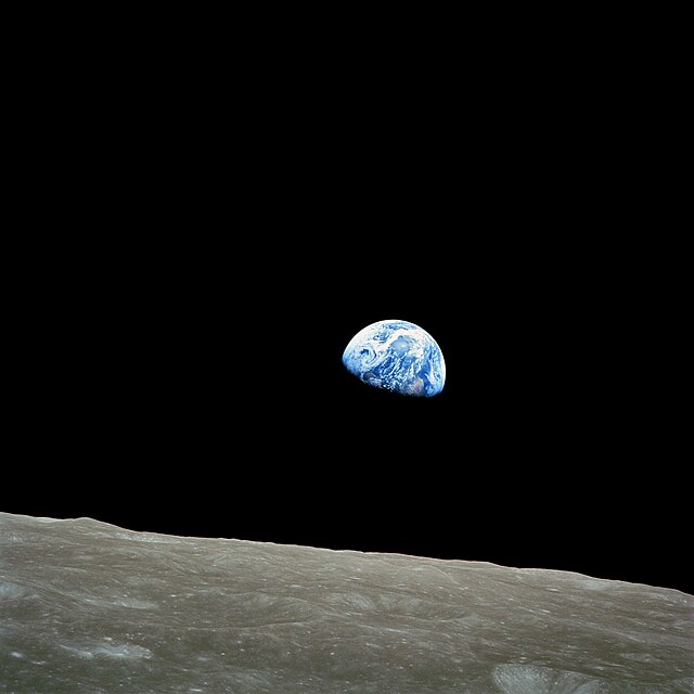 En klarblå pärla i ett annars helsvart kosmos.
