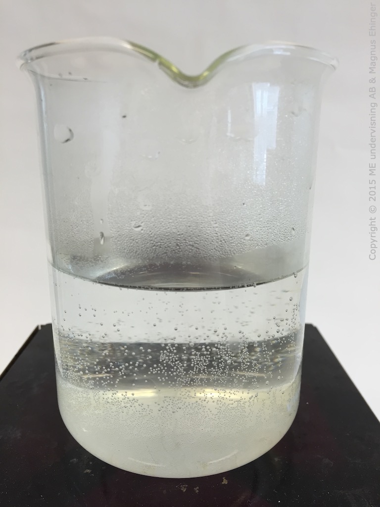 I en bägare med varmt vatten faller gasbubblor ut, eftersom de svaga van der Waals-bindningarna mellan vattnet och gasmolekylerna bryts.