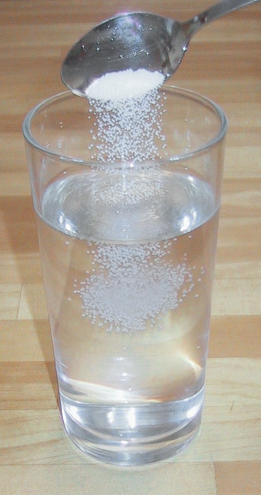 Natriumklorid är lättlösligt i vatten.