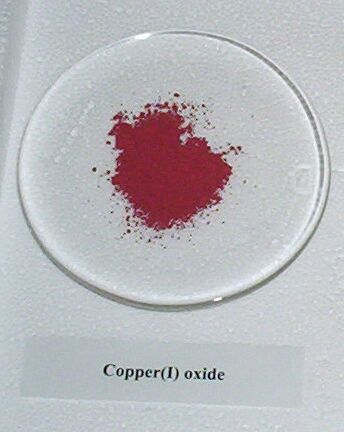 Dikopparoxid (koppar(I)oxid).