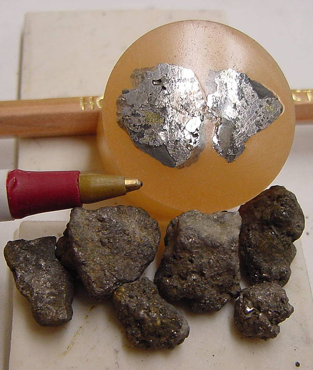 Mineralet linneit består av koboltsulfid, Co₃S₄.
