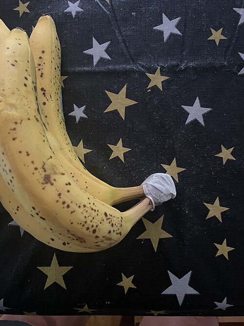 Eten är ett växthormon, som gör att till exempel bananer mognar fortare. Genom att slå in stammen i plast minskar utsläppet av eten, och bromsar mognadsprocessen.