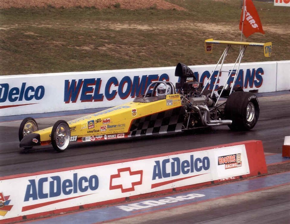 Nitrometan används som bränsle i många dragracing-motorer.