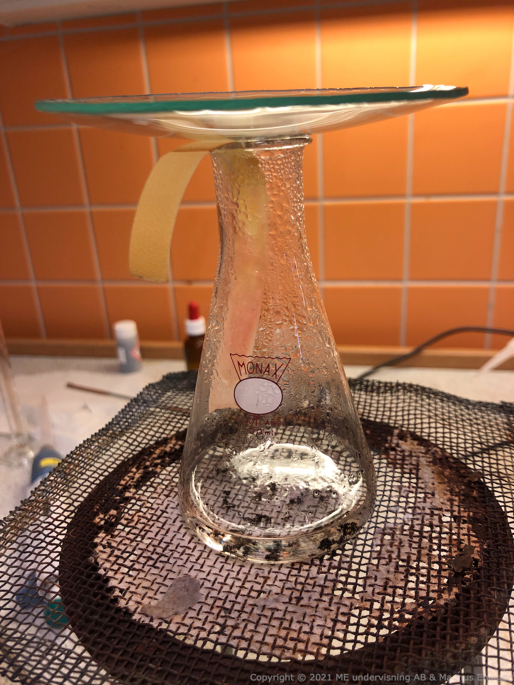 Vid oxidation av etanol bildas i andra steget ättiksyra, vilket färgar indikatorpappret rött.